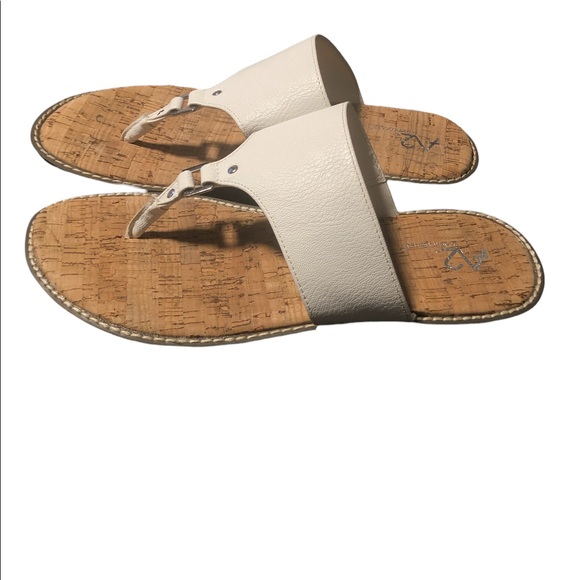 Aerosoles A2 Size 9 Medium White Faux Leather T Strap Sandals - Picture 2 of 4